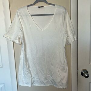 BloomChic Classic White V-Neck Tee